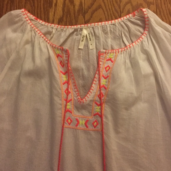 Coral White Embroidered Top - Picture 2 of 4