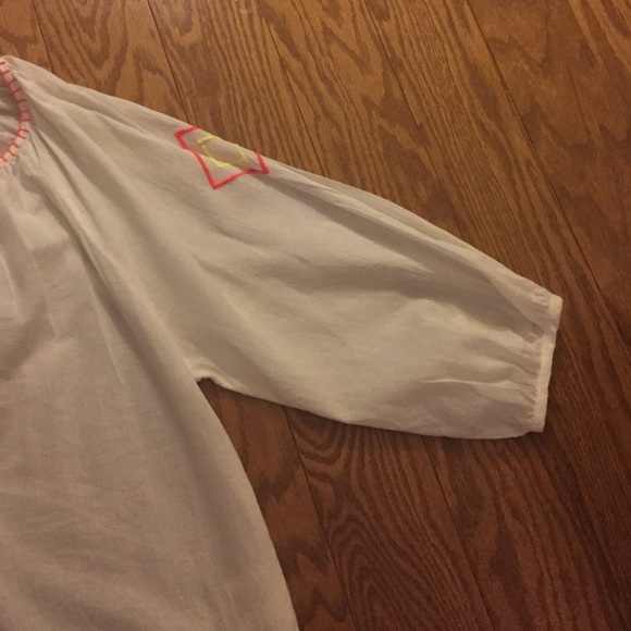 Coral White Embroidered Top - Picture 3 of 4