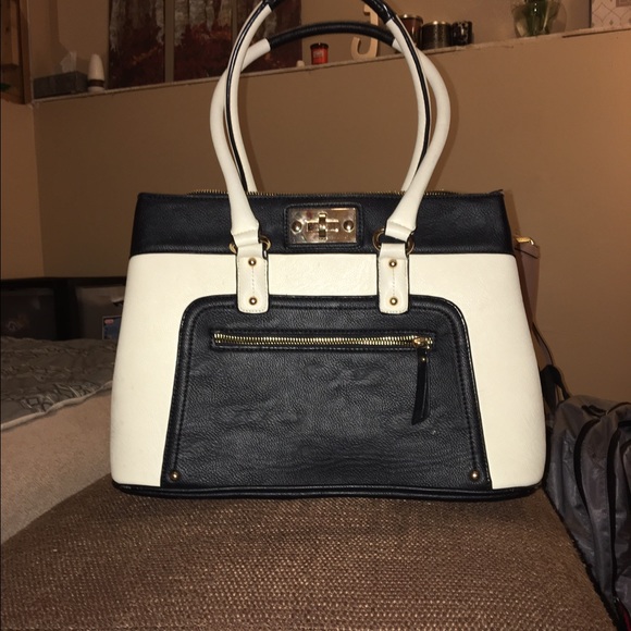 Aldo shoulder purse used a handful of times