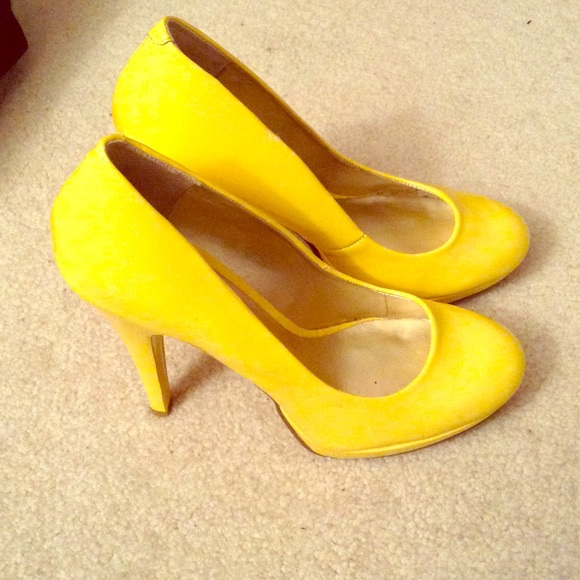 Nine West yellow patient leather pumps