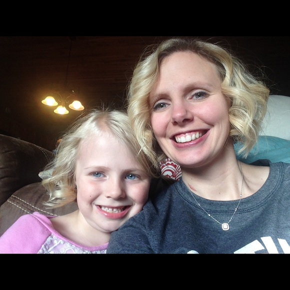 Meet your Posher, Jessica - Picture 2 of 2