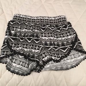 Adorable Rue 21 tribal shorts💜 Size XS