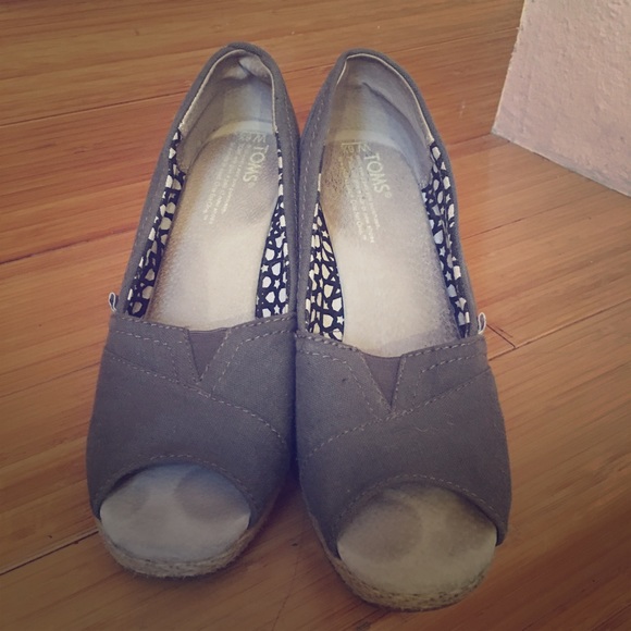 Toms Gray Wedge 6 1/2 USED.