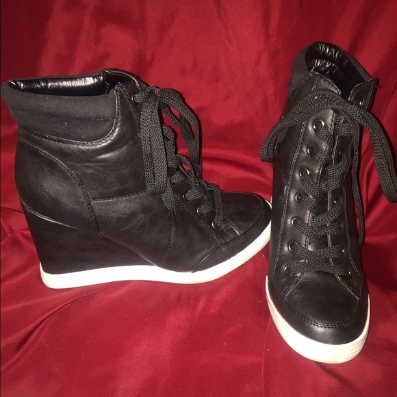 Black wedge tennis shoes