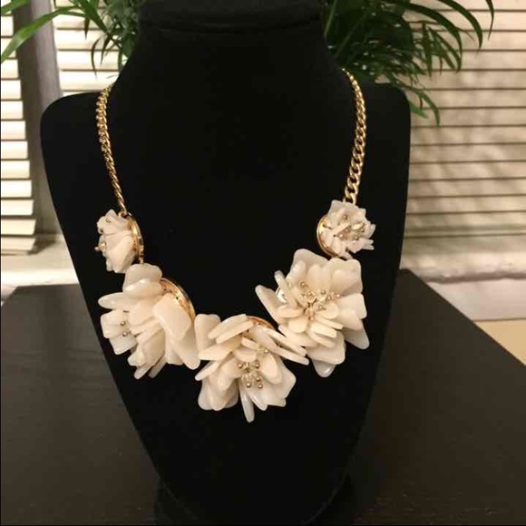 🎉Host Pick🎉 Cream Floral Statement Necklace