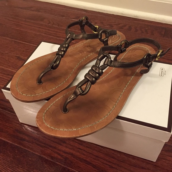 Like new! COACH bronze leather thong sandals 8M