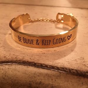 Be brave and keep going bracelet in gold
