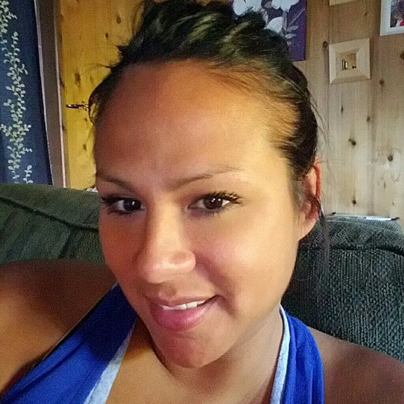 Meet your Posher, Nicole - Picture 2 of 2