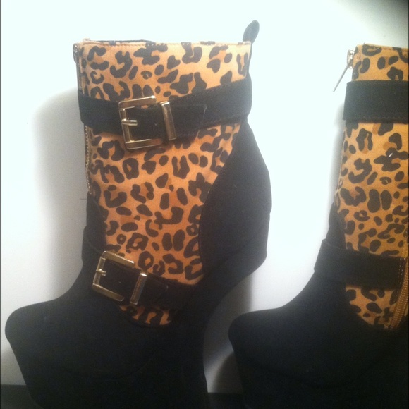 GORGEOUS WEDGE BOOTIES - Picture 2 of 4