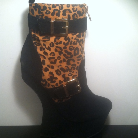 GORGEOUS WEDGE BOOTIES - Picture 3 of 4