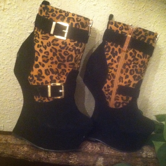 GORGEOUS WEDGE BOOTIES - Picture 4 of 4