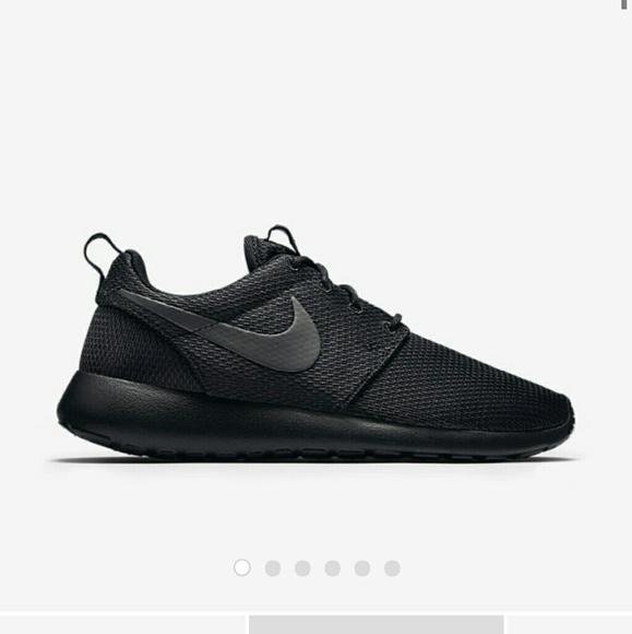 Women's black roshe runs