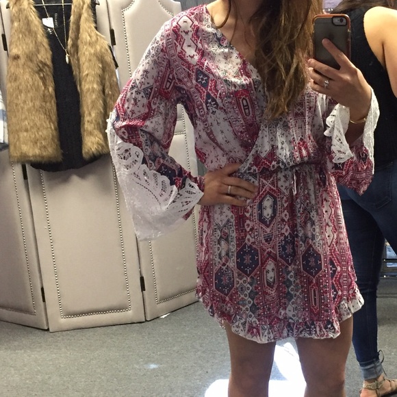 vici collection Dresses & Skirts - Floral long sleeve dress. Washed not worn.