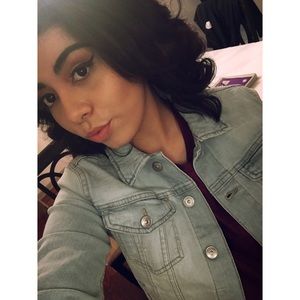 Meet your Posher, Alexis