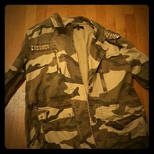 Shoulder stud camo army jacket