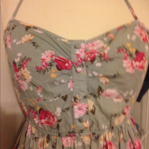 Cute pin up style halter - Picture 2 of 3