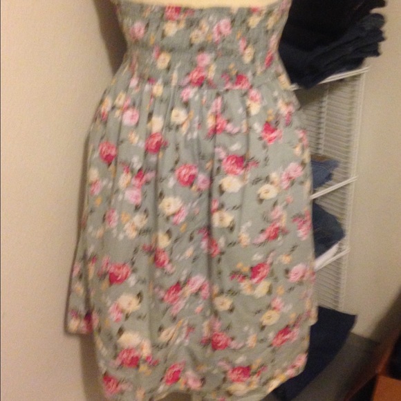 Cute pin up style halter - Picture 3 of 3