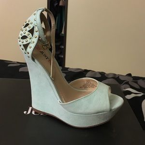 Light blue wedges