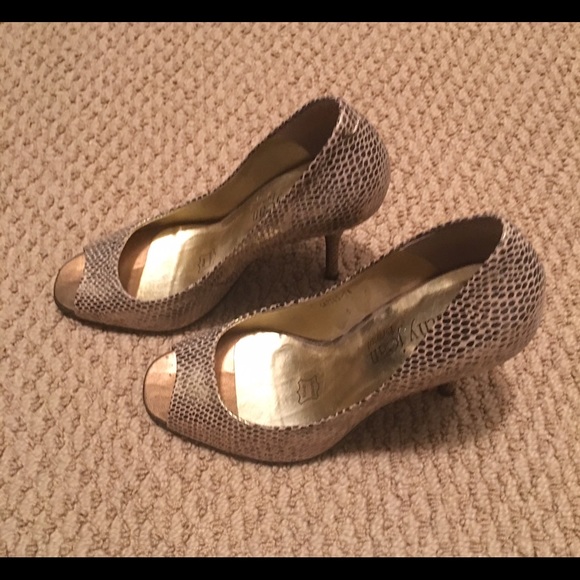 Peep toe pumps