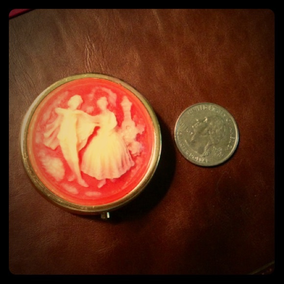 CAMEO 3-section PILL CASE - Picture 1 of 2