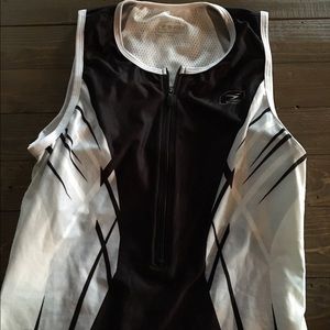 Black and white Sugoi cycle tank