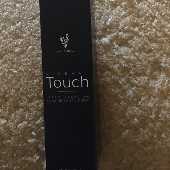 Younique foundation color Velvet