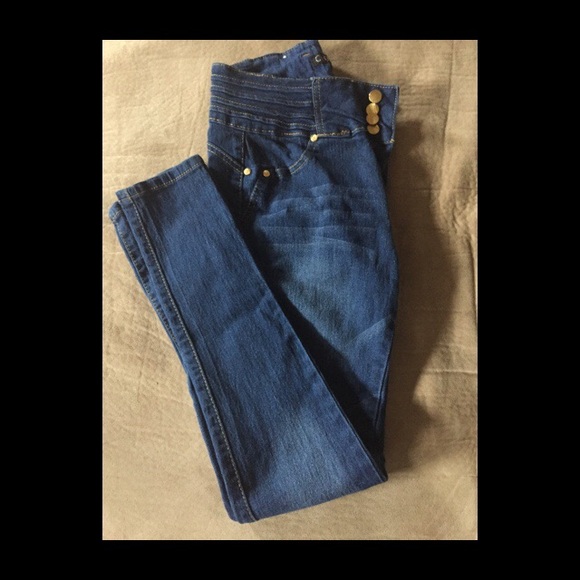Junior’s High Waisted Slim Fit Jeans