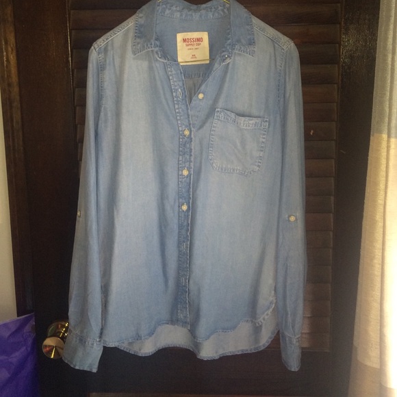 Flowey light washed-denim button up 😍