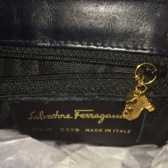 📢 BEAUTIFUL Salvatore Ferragamo Vintage Crossbody - Picture 4 of 4