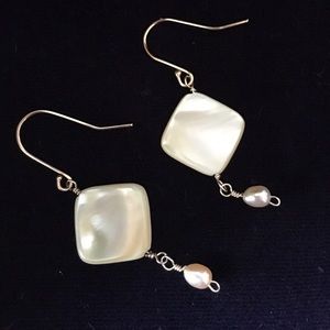 Drop earrings in MOP and freshwater pearls