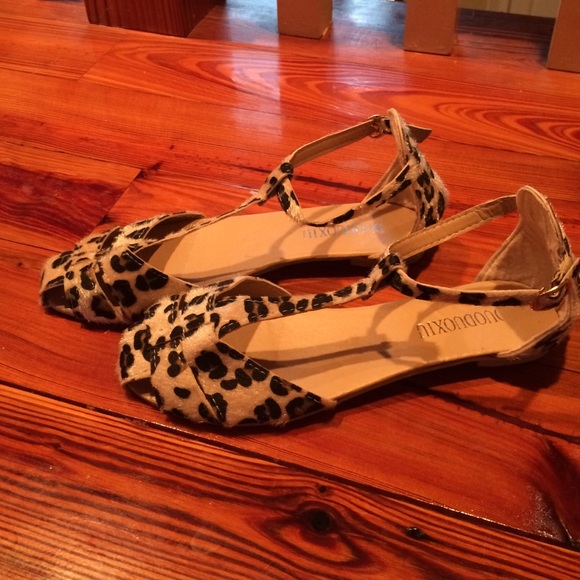 Leopard print fuzzy sandal