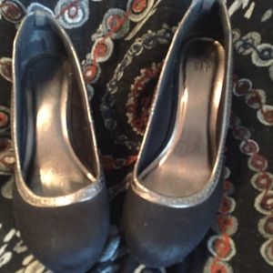 Black wedges with metallic detailing!