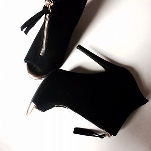 NEW CONDITION: Gold Zipper Heels
