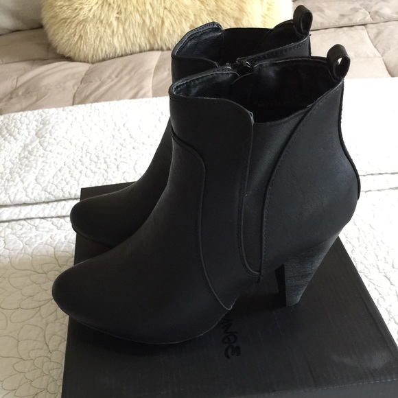 Boots - Picture 4 of 4