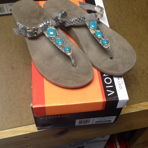 Women's Vionic Jada in natural snake.