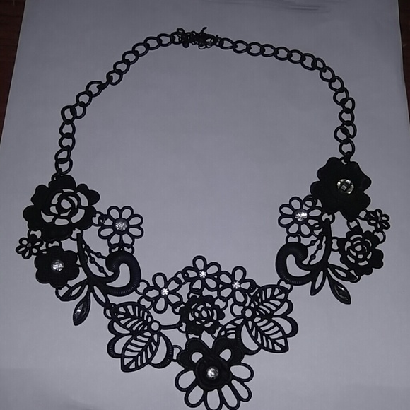 Stunning lace detail necklace
