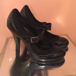 Excellent condition. Only worn to one event