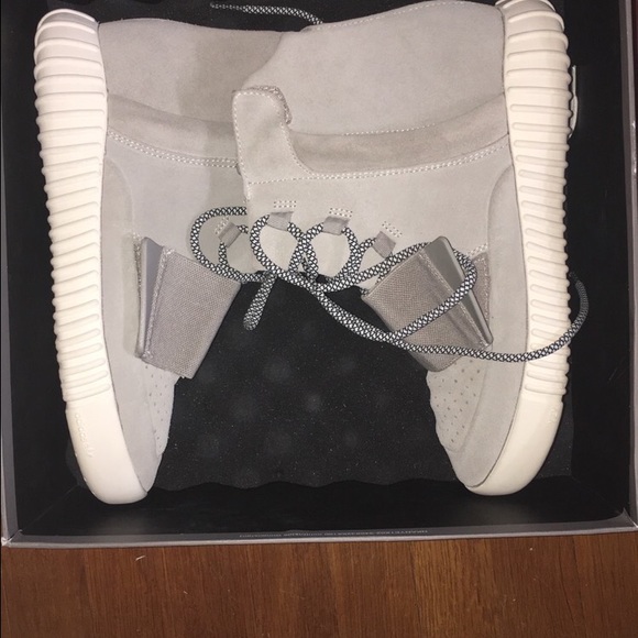 Yeezy 9.5Mens - Picture 1 of 4