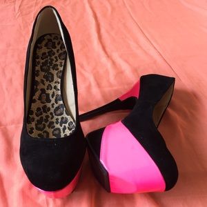 Black and pink pumps
