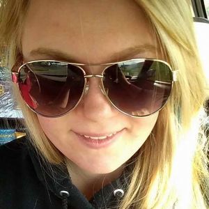 Meet your Posher, Emilie