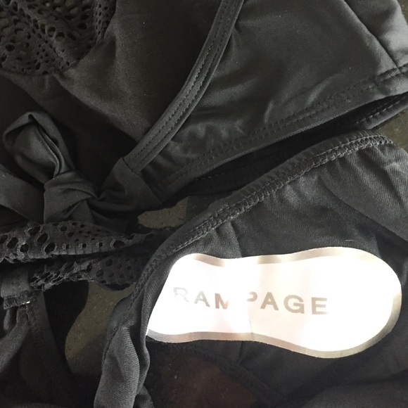 Black bikini - Picture 3 of 4