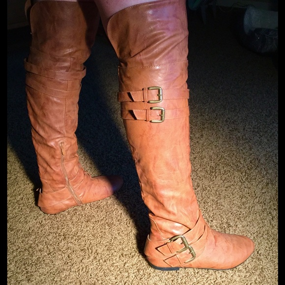Shoes - ⬇️Brown Faux Leather Boots
