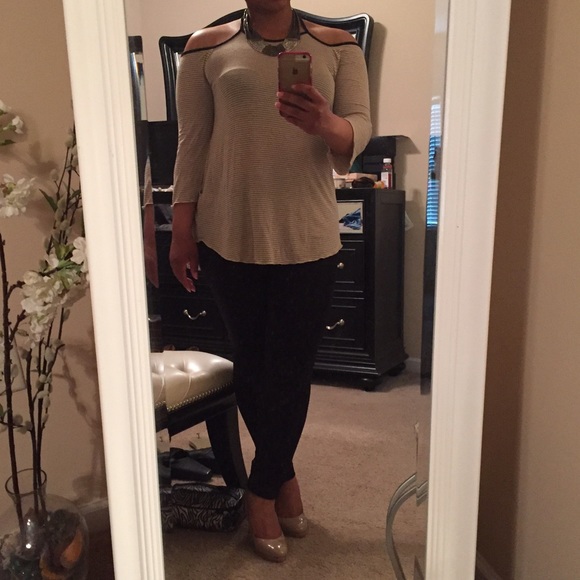 Cold Shoulder Top - Picture 3 of 4