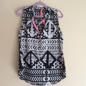 Sleeveless blouse with Aztec print