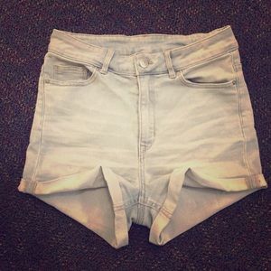h&m high waisted light wash denim shorts!