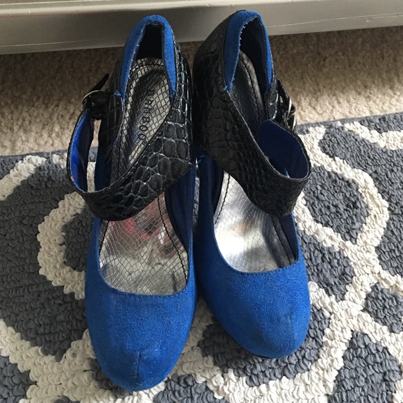 Cobble blue heels