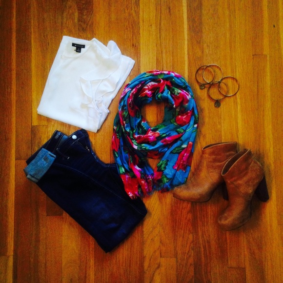 NWOT spring scarf!🌸🌼