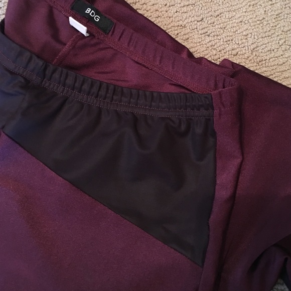 Super cool paneled maroon leggings - Picture 3 of 3
