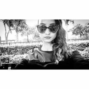 Meet your Posher, Dina