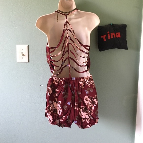 30% off Bundles• New Floral Cutout Back Romper - Picture 4 of 4